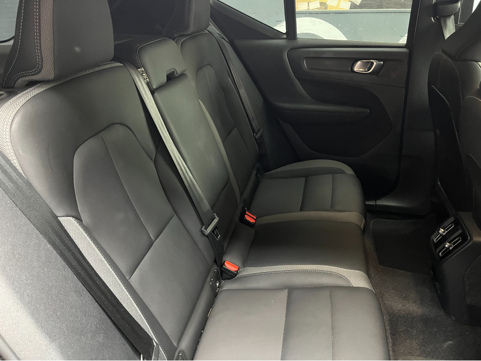 2022 Volvo XC40 - image 15