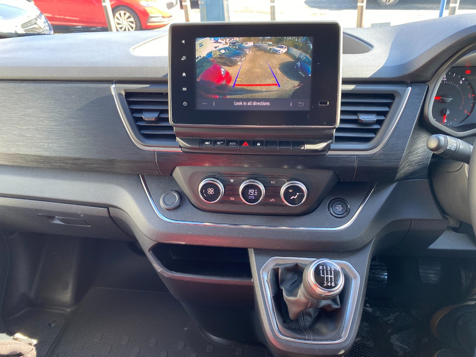 2023 Renault Trafic - image 16