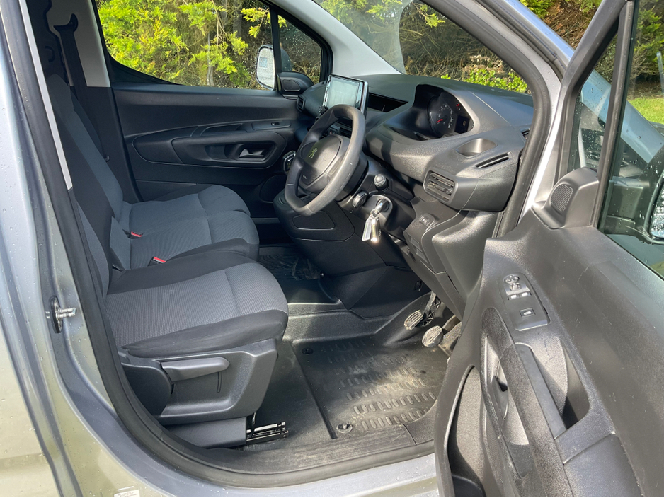 2019 Peugeot Partner - image 13