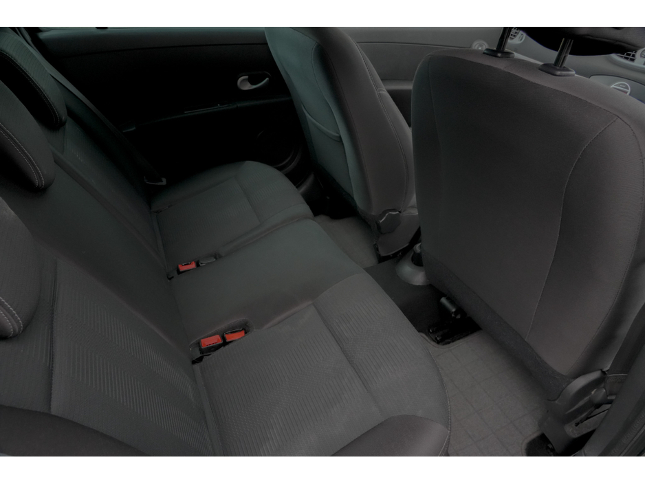 2010 Renault Clio - image 4