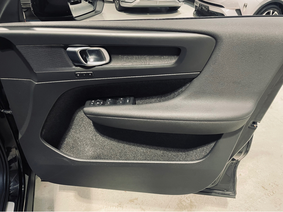 2023 Volvo XC40 - image 20