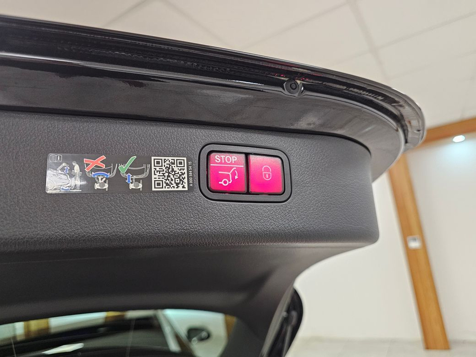 2025 Mercedes-Benz C Class PREMIUM // BLACK WITH IVORY €58,950