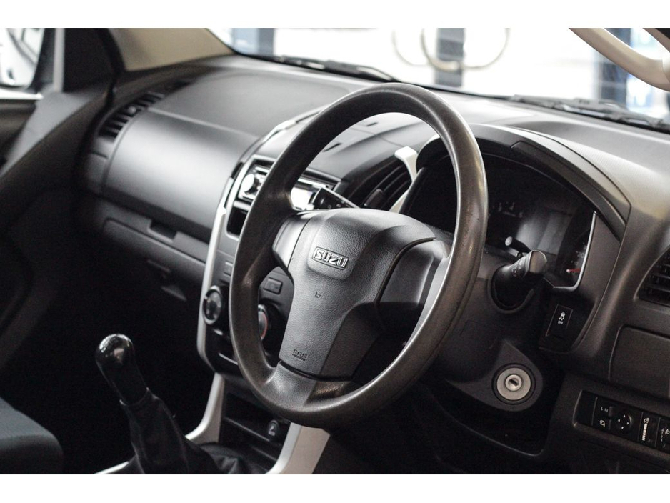 2017 Isuzu D-MAX - image 14