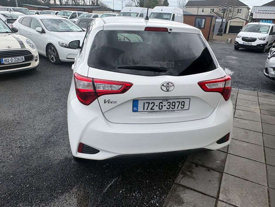 2017 Toyota Yaris - image 9