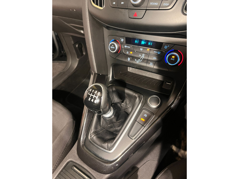 2016 Ford Focus - image 19