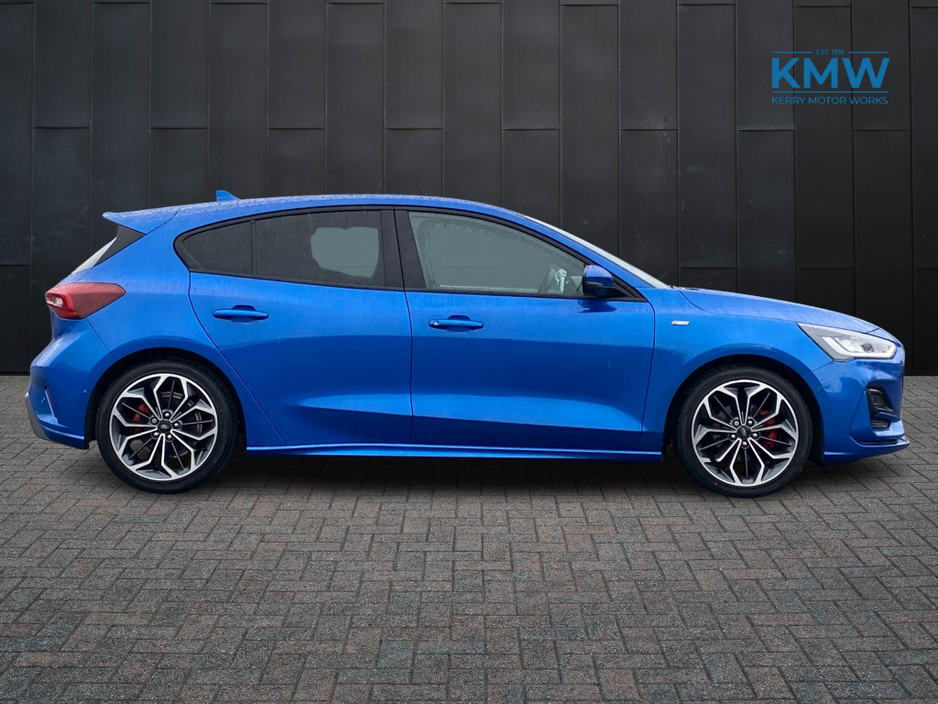 2023 Ford Focus - image 4