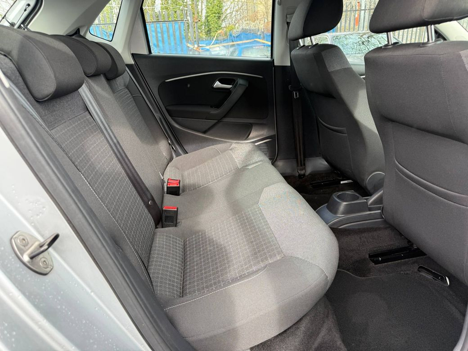 2015 Volkswagen Polo - image 8