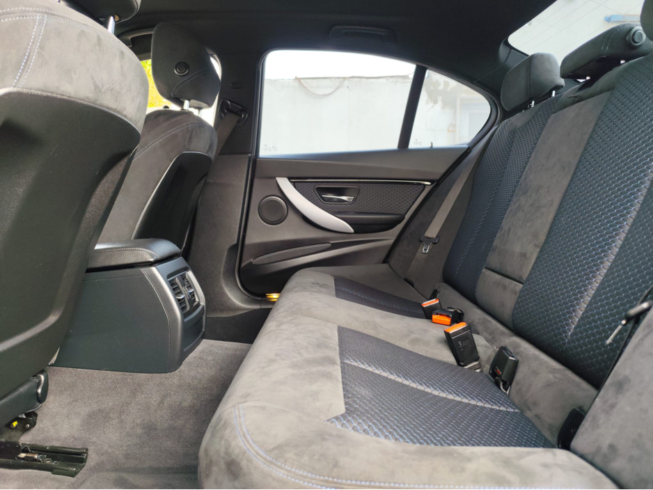 2017 BMW 3 Series - image 17