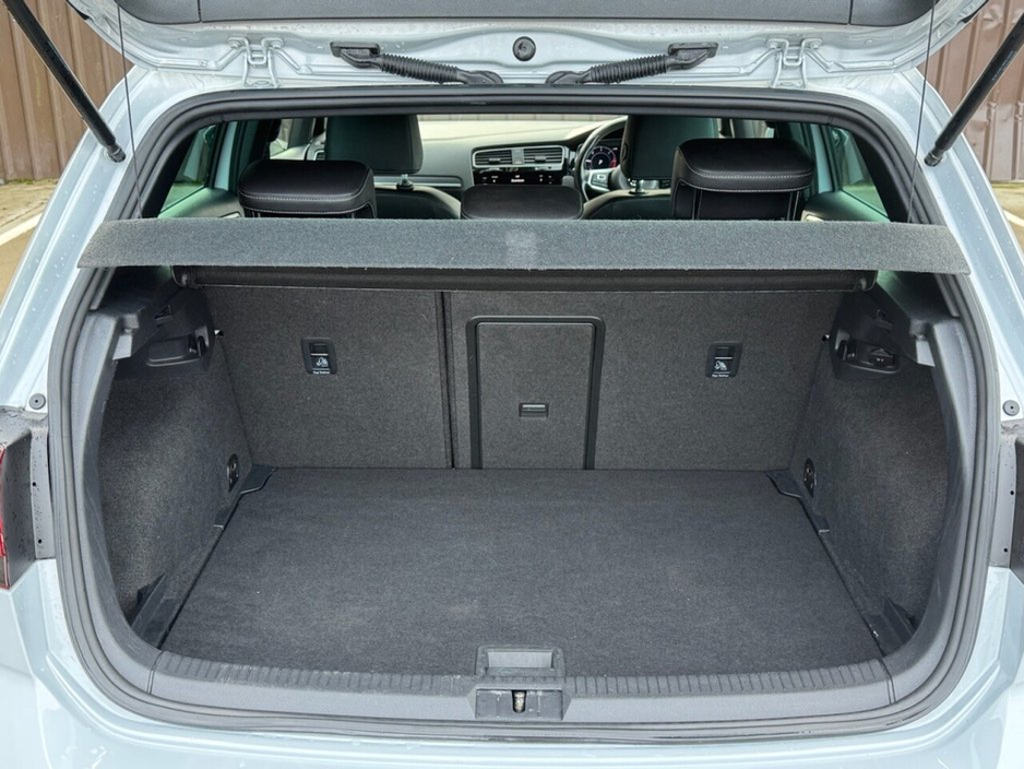 2017 Volkswagen Golf - image 18