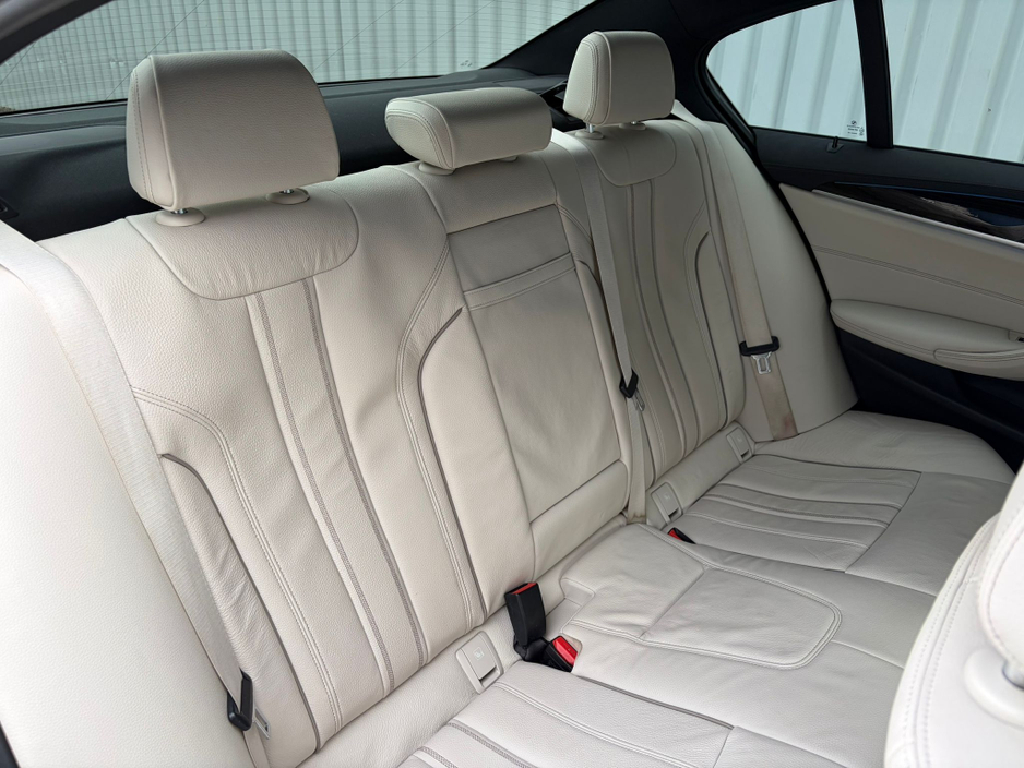 2022 BMW 5 Series - image 16