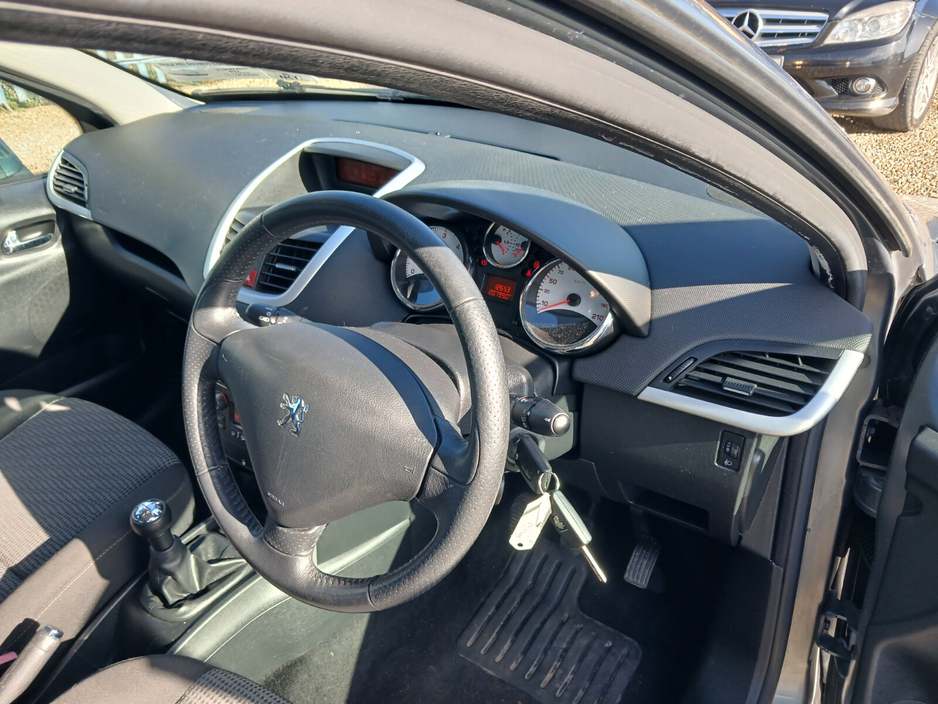 2011 Peugeot 207 - image 11