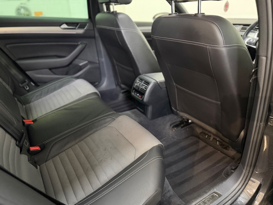 2018 Volkswagen Passat - image 16