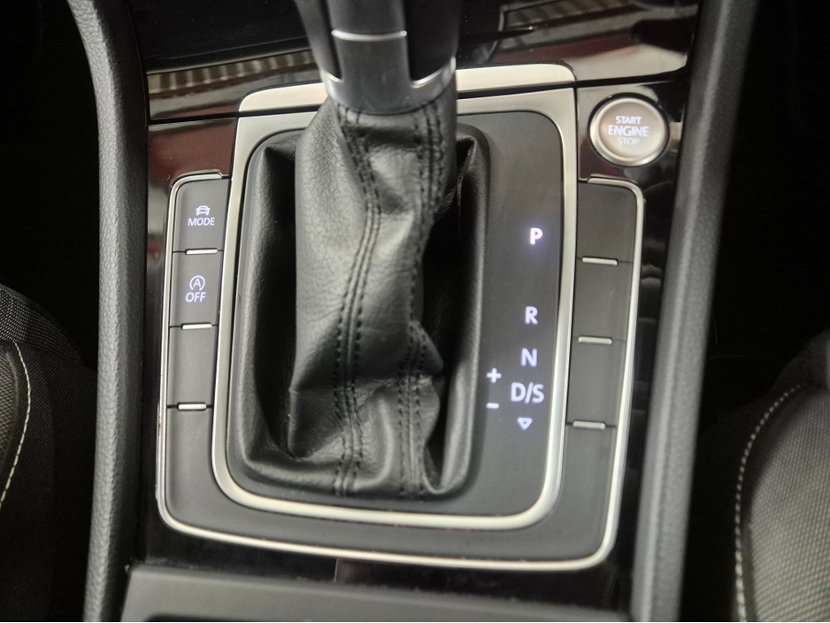 2017 Volkswagen Golf **HIGHLINE**ONLY 63000KMS**ALCANTARA SEATS*17" ALLOYS**BLIND SPOT WARNING**LANE ASSIST**KEYLESS ENTRY AND START**ADAPTIVE CRUISE CONTROL**DUAL ZONE CLIMATE CONTROL*REVERSE CAMERA*BLUETOOTH STREAMI €16,949