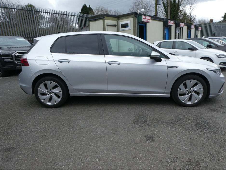 2022 Volkswagen Golf - image 10