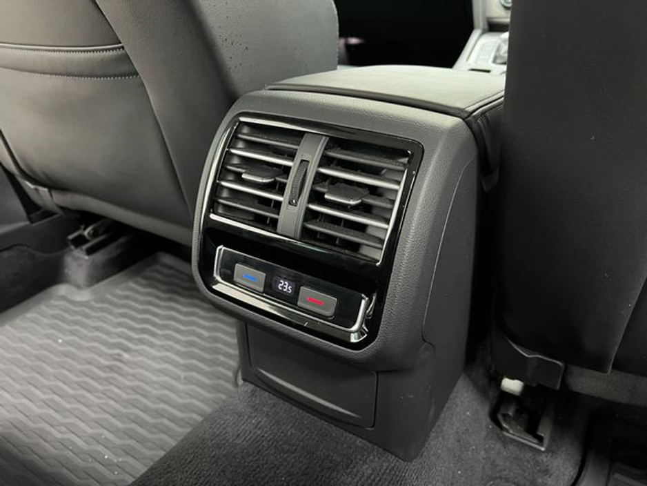 2018 Volkswagen Passat - image 20