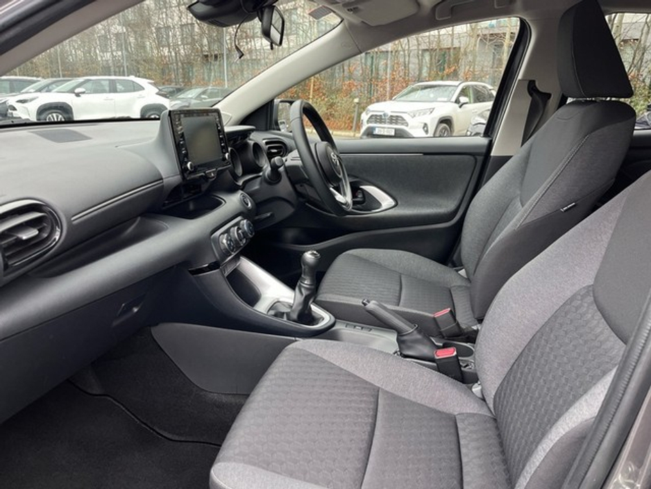 2021 Toyota Yaris - image 6