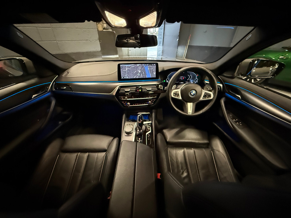 2022 BMW 5 Series - image 9