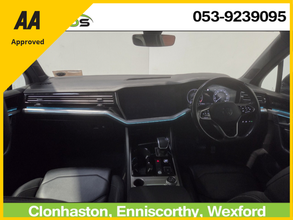 2022 Volkswagen Touareg - image 2