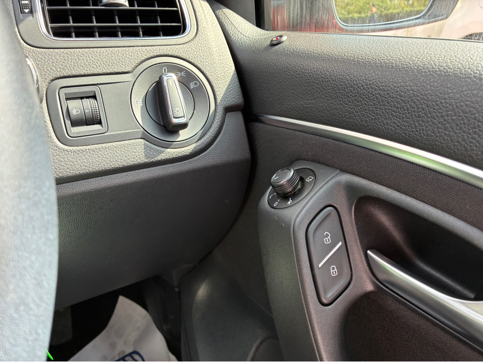 2014 Volkswagen Polo - image 9