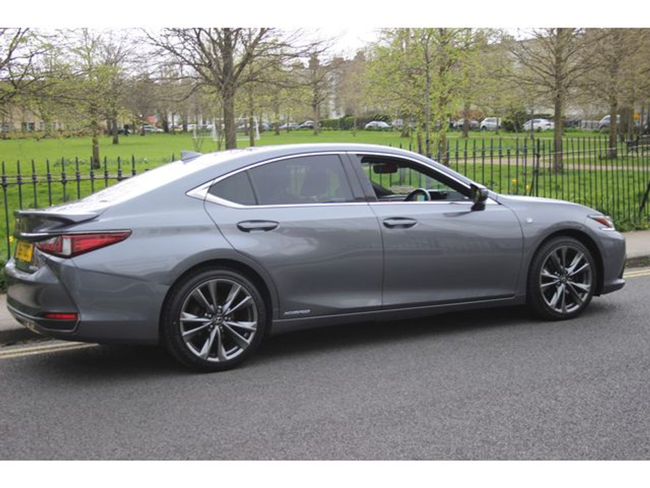 2019 Lexus ES 300 H - image 4