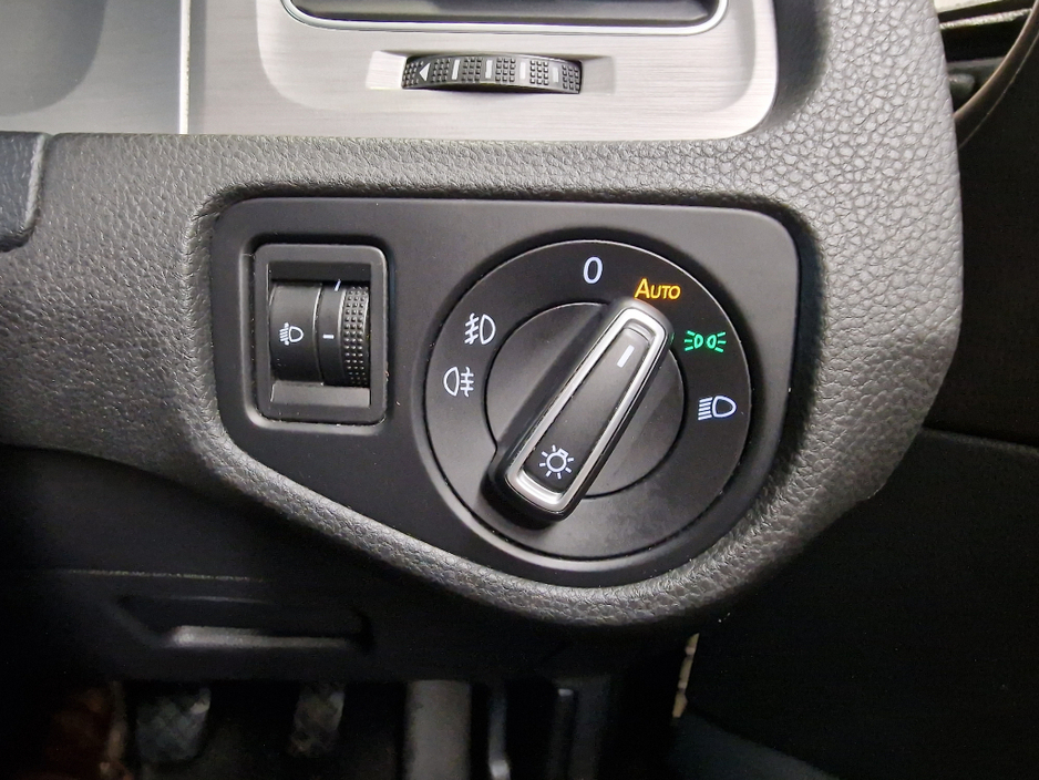 2014 Volkswagen Golf - image 16