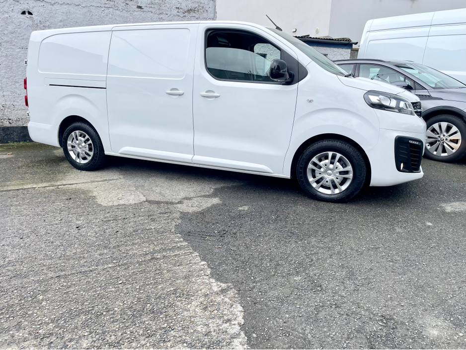 2022 Opel Vivaro - image 3