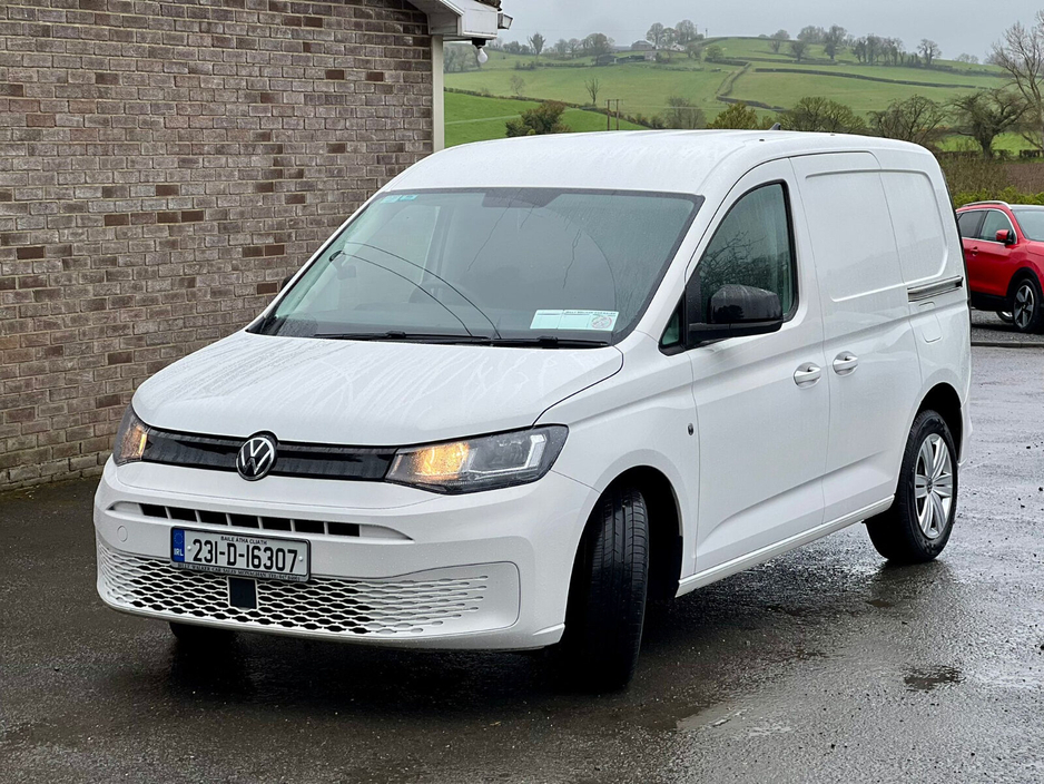 2023 Volkswagen Caddy - image 3