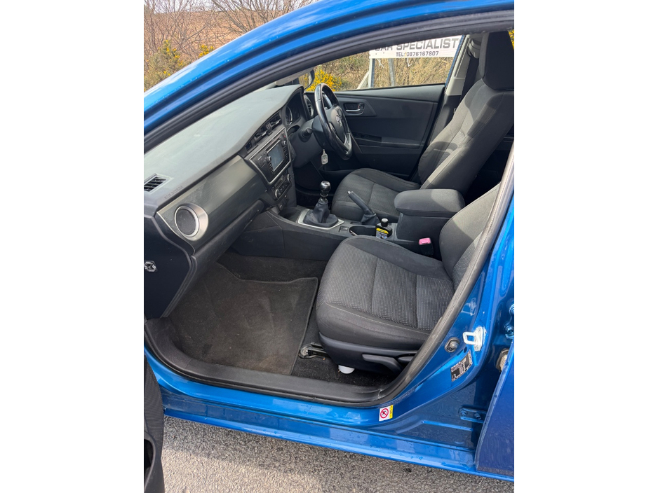 2014 Toyota Auris - image 4