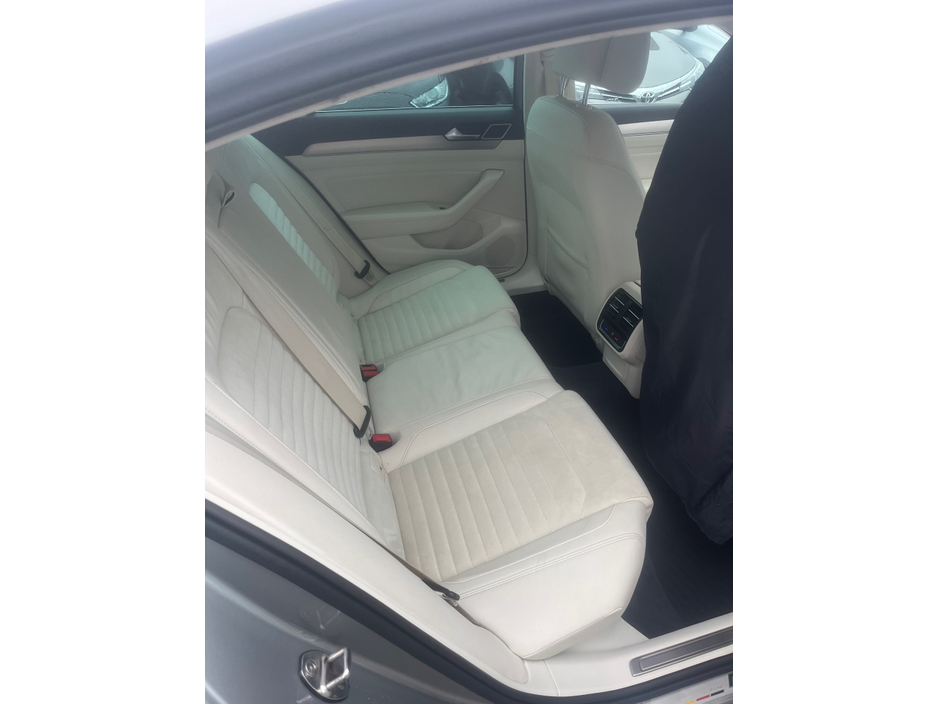 2017 Volkswagen Passat - image 6