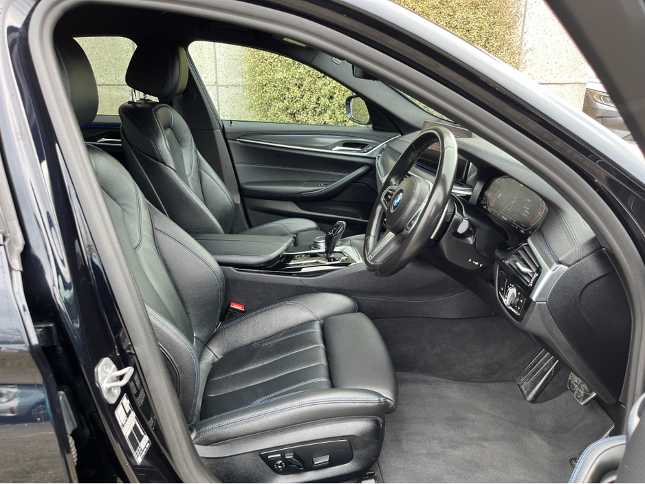 2022 BMW 5 Series - image 10