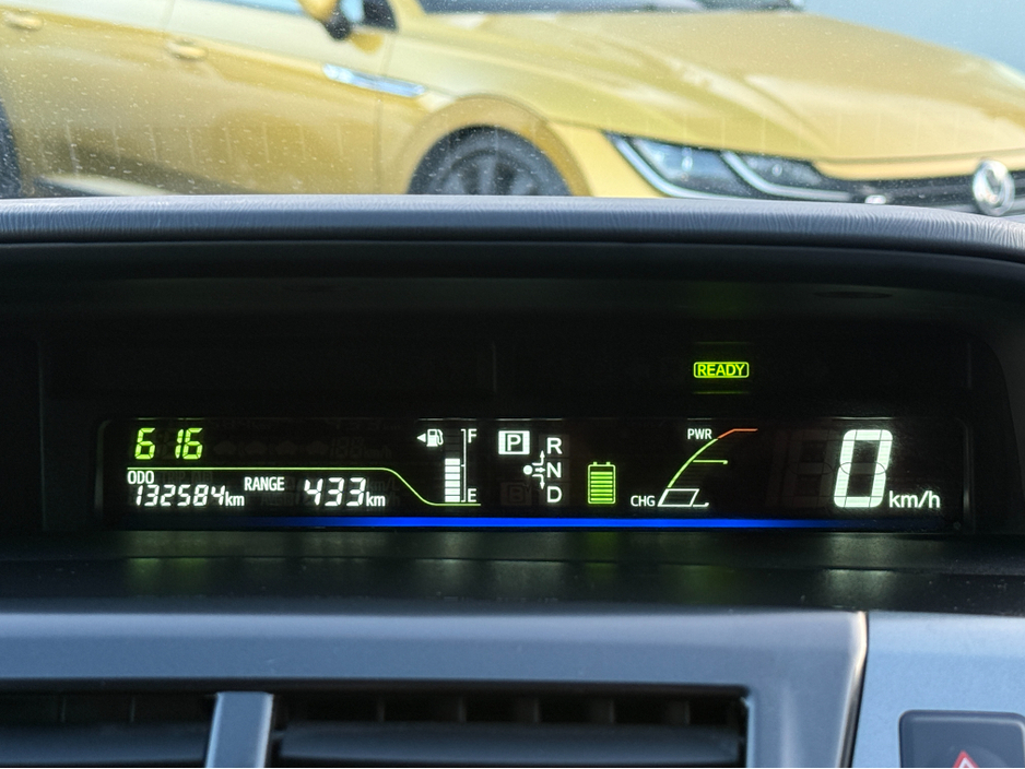 2013 Toyota Prius Alpha - image 22