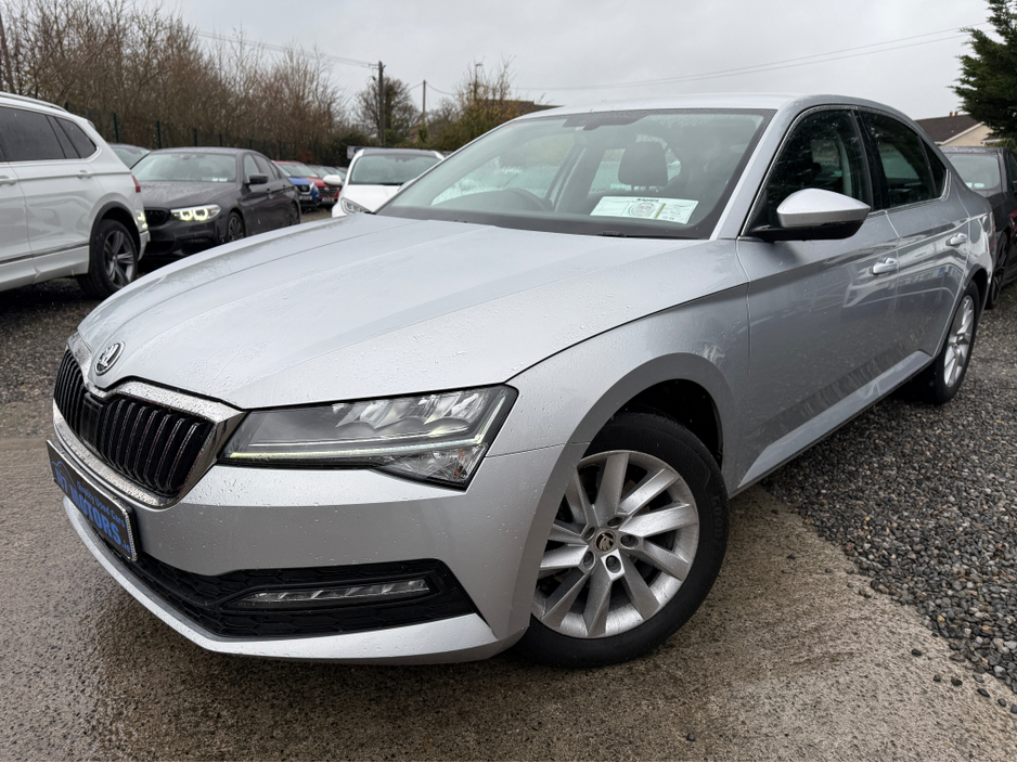 2022 Skoda Superb - image 2
