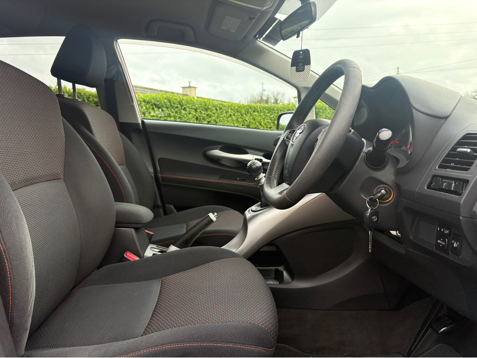 2011 Toyota Auris - image 2