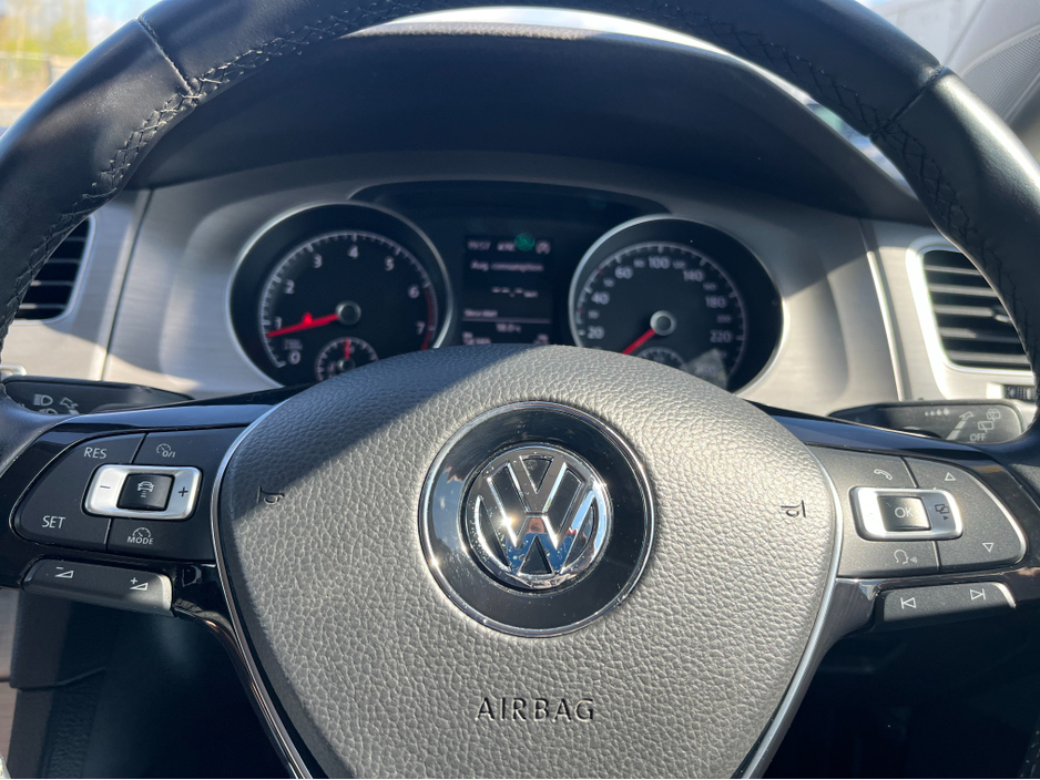 2015 Volkswagen Golf - image 11