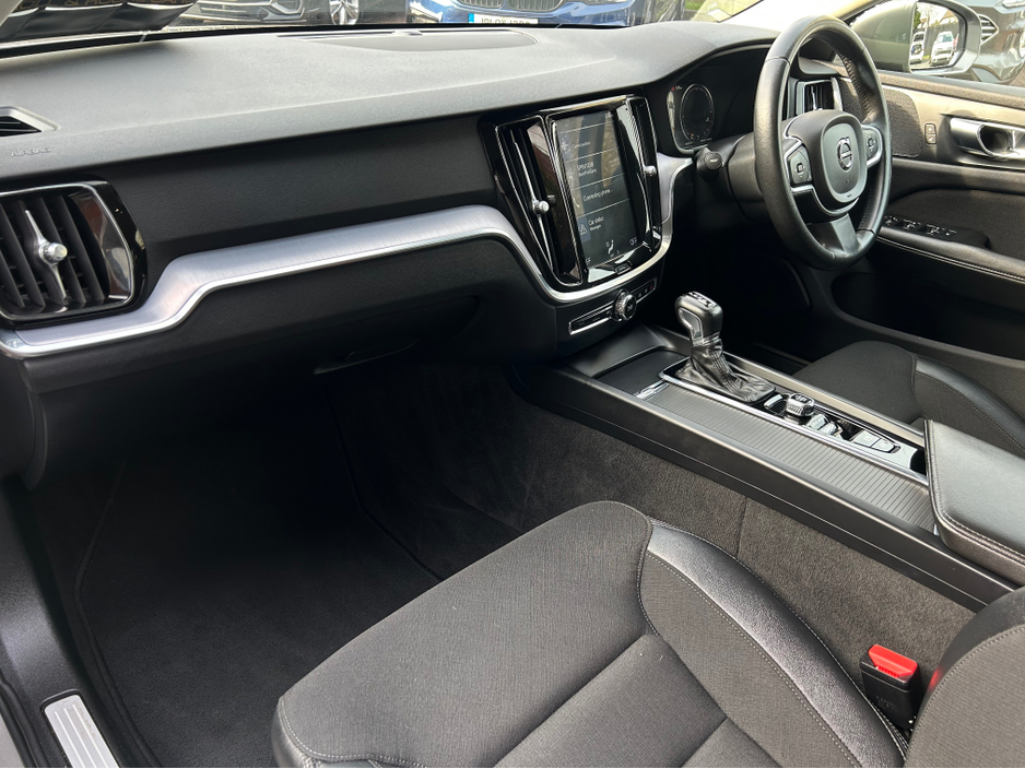 2018 Volvo V60 - image 9