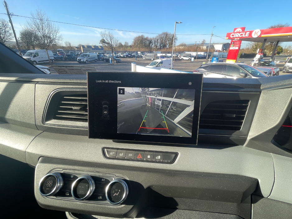 2026 Nissan Interstar - image 9