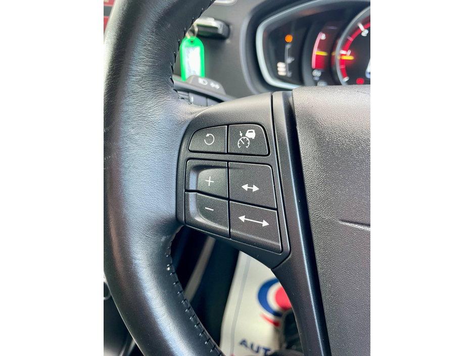 2015 Volvo V40 - image 28