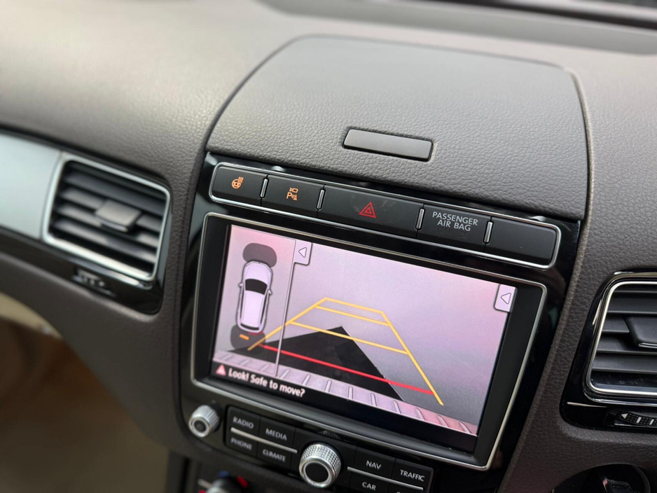 2017 Volkswagen Touareg - image 7