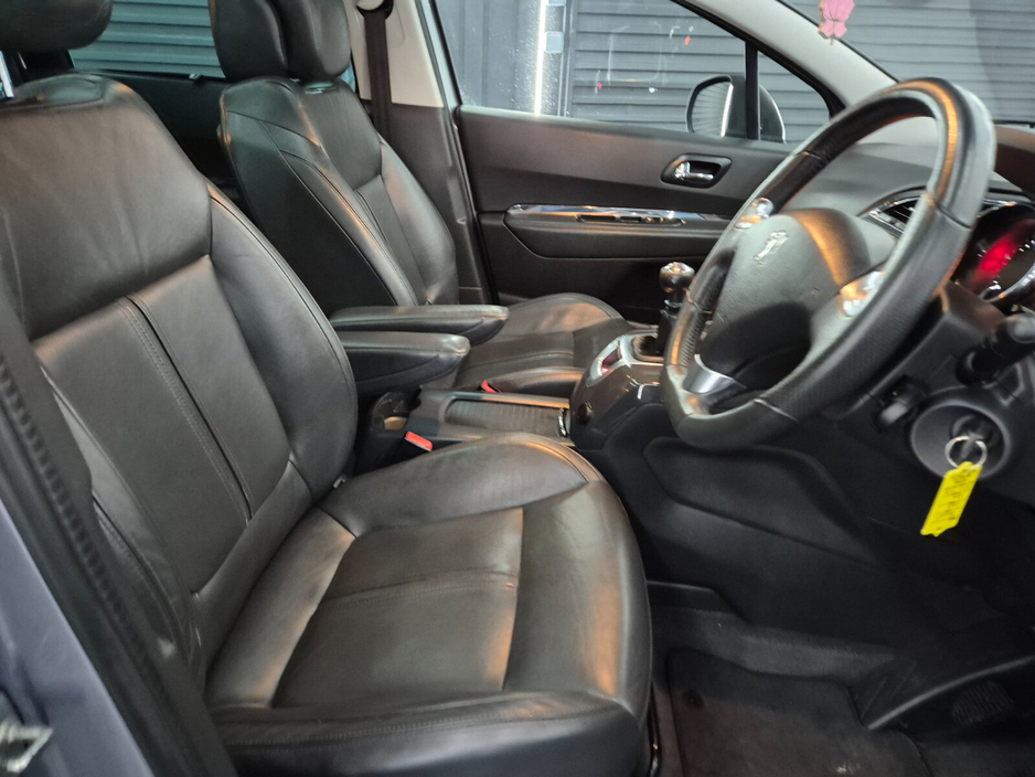 2016 Peugeot 5008 - image 11