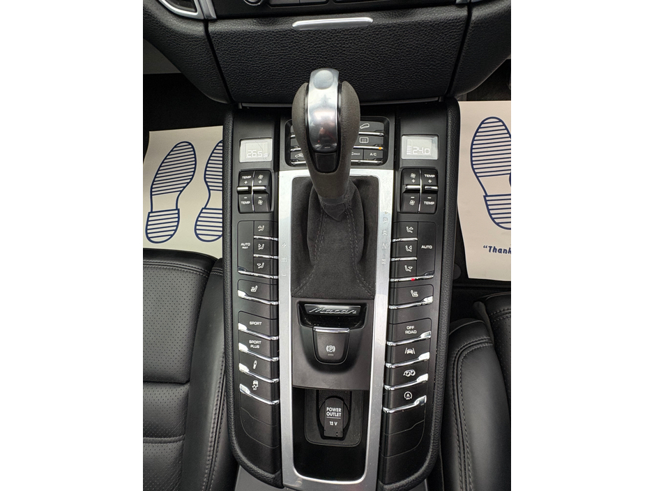 2017 Porsche Macan - image 15