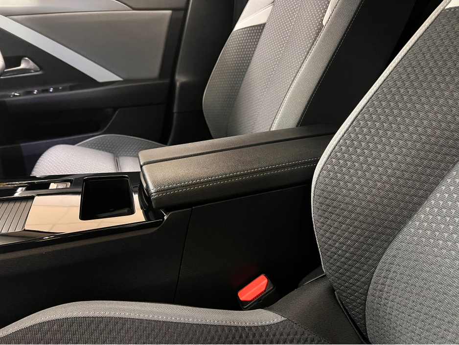 2024 Opel Astra As New (242) AUTOMATIC DIESEL Sports Tourer ELEGANCE As New Tint Kms Superb Value www.bolands.ie Est.1955 €30,750