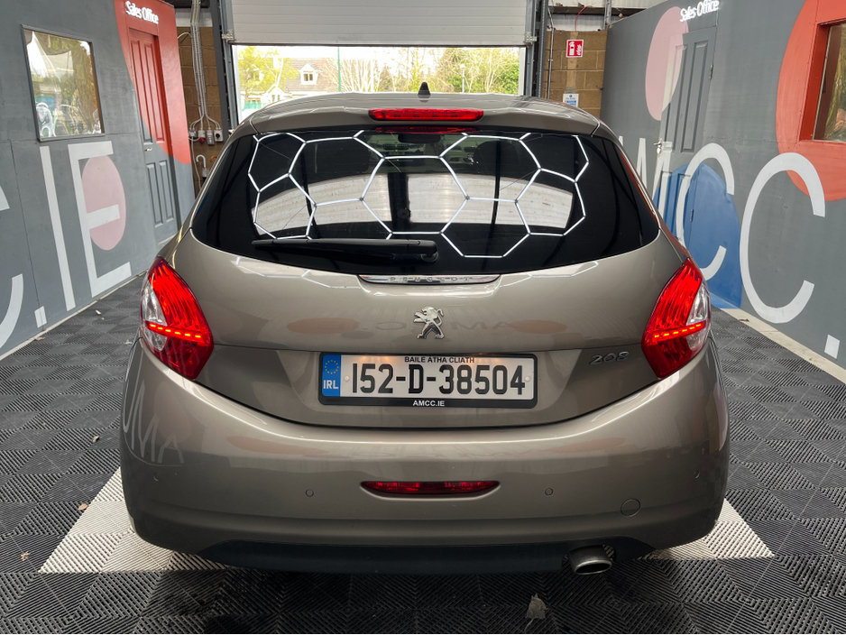 2015 Peugeot 208 - image 3