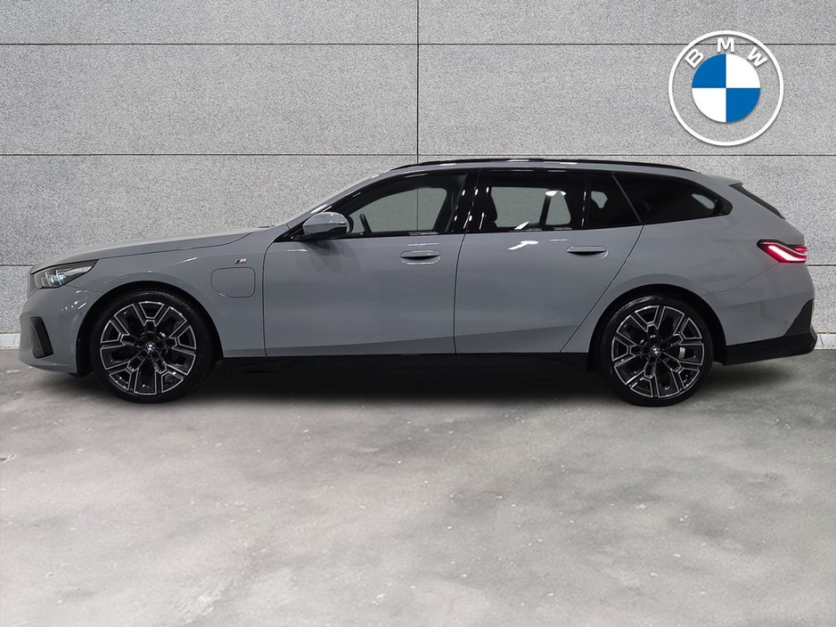 2025 BMW 5 Series - image 3