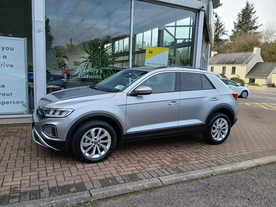 2024 Volkswagen T-Roc - image 9