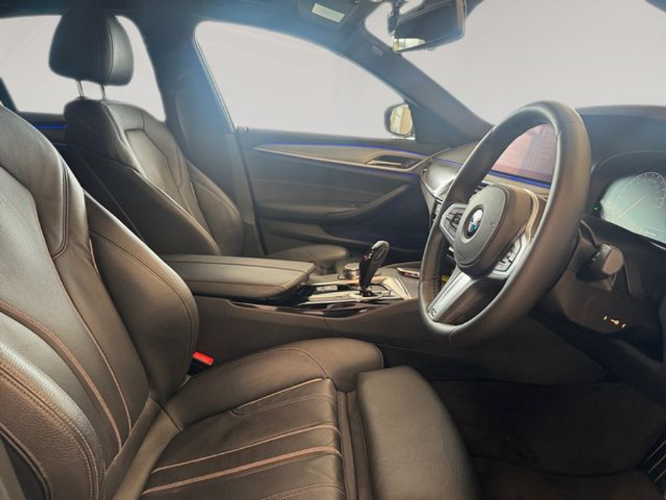 2020 BMW 5 Series - image 11