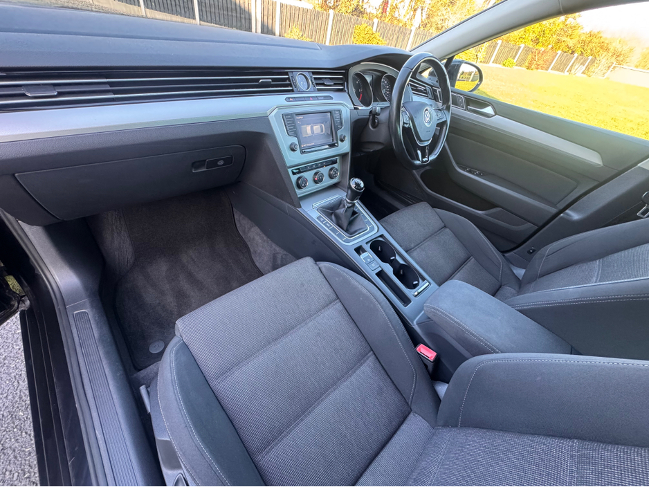 2015 Volkswagen Passat - image 4