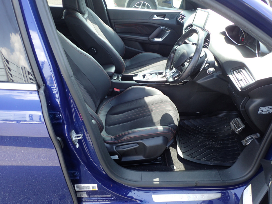 2017 Peugeot 308 GT 2.0 HDI DIESEL 180 BHP AUTOMATIC // GENUINE GT TOP SPEC CAR // GT SUEDE SPORTS BUCKET SEATS // REVERSING CAMERA // GT FLAT BOTTOM SPORTS STEERING WHEEL €17,950