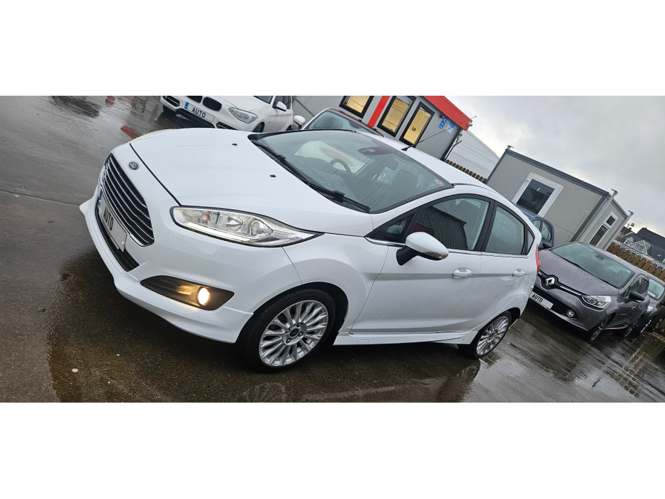 2016 Ford Fiesta automatic titanium/zetec s 1.0 eco very low kms €10,950