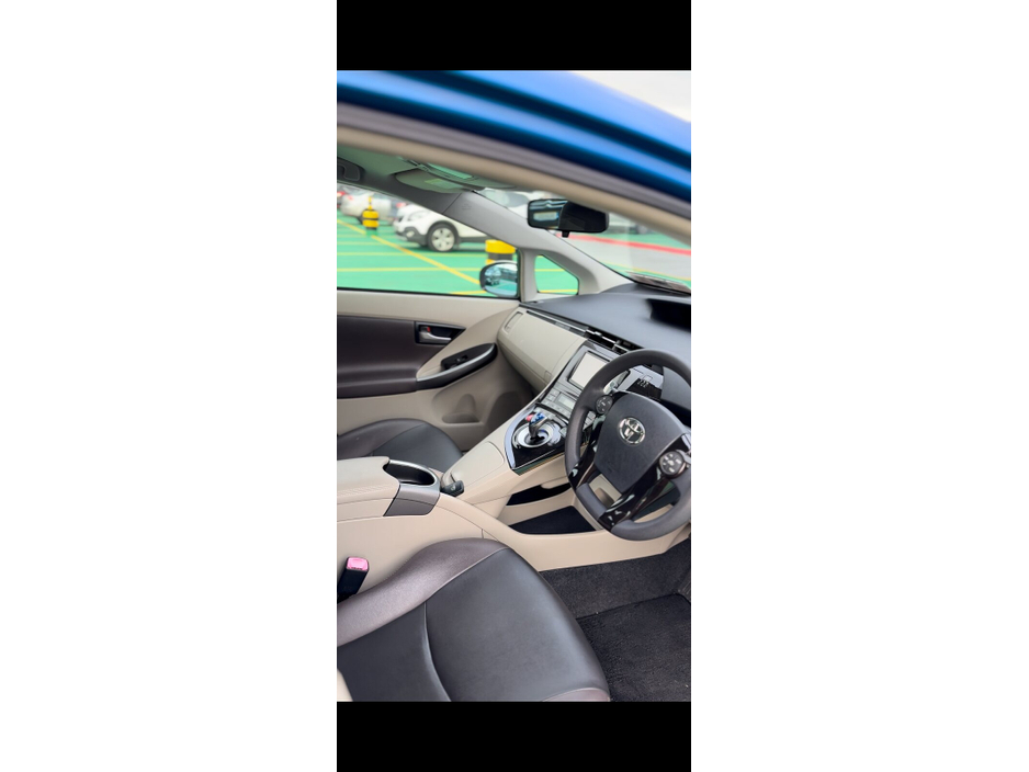 2013 Toyota Prius - image 8