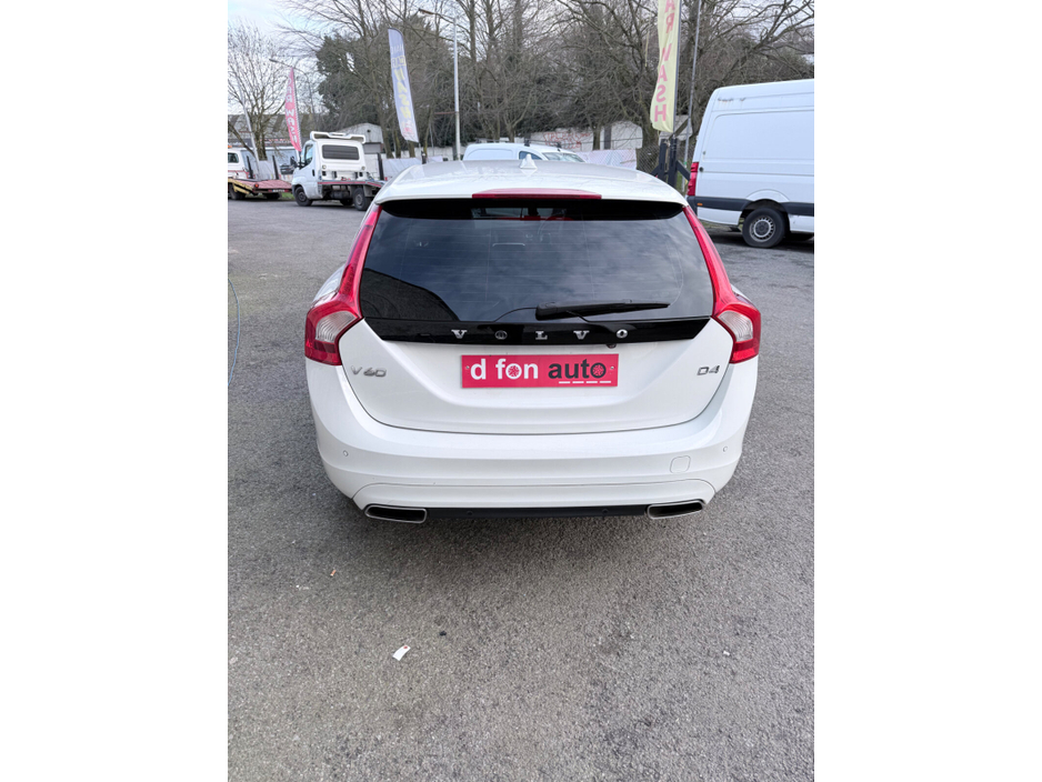 2016 Volvo V60 - image 12